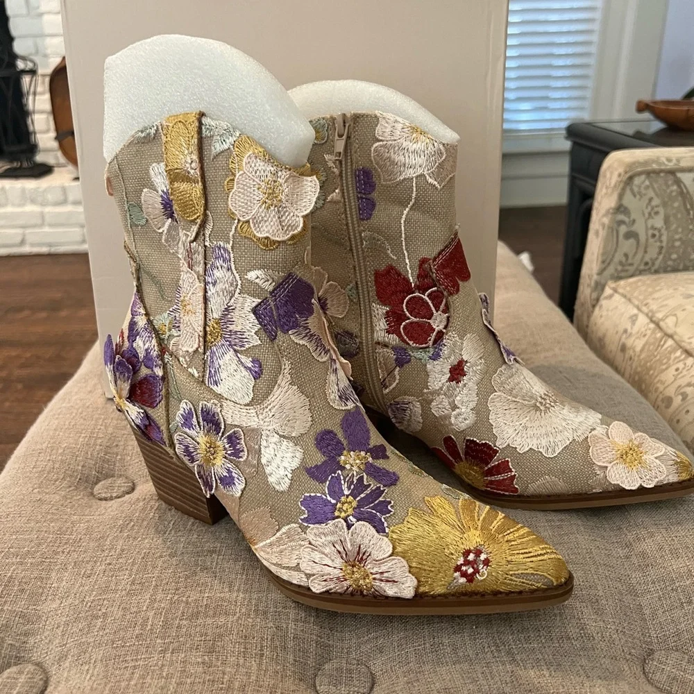 New Oasis Society Floral Embroidered Women's Boots 8.5 8 1/2 Wanda - Picture 2 of 4